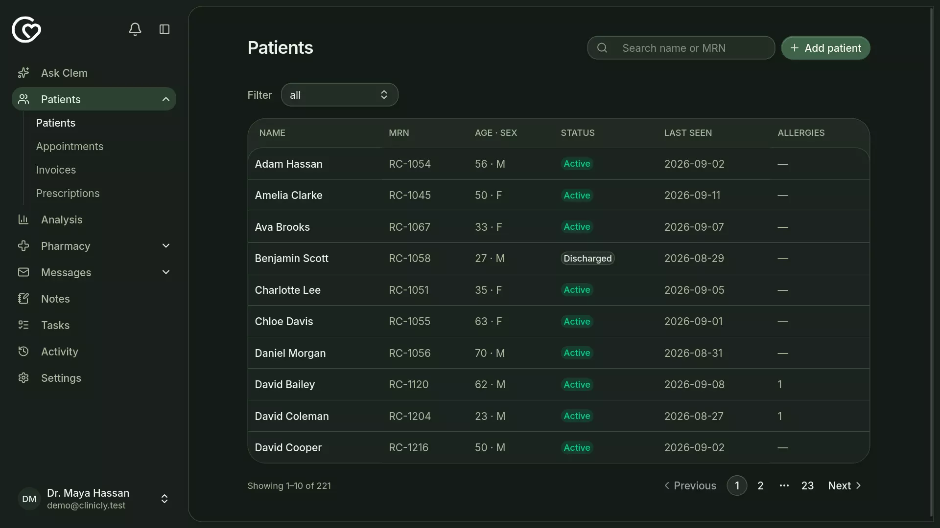 Clinicly patients list with names, file numbers, and status (dark mode)
