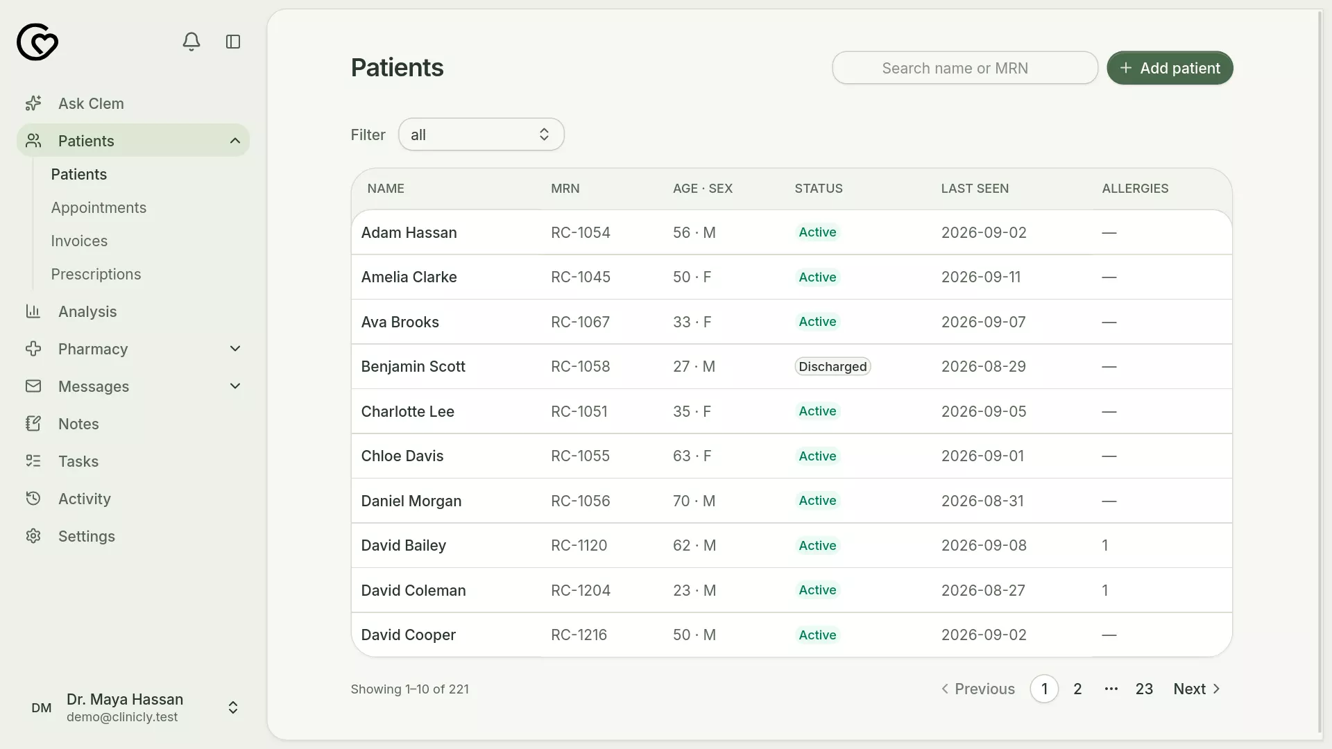 Clinicly patients list with names, file numbers, and status (light mode)